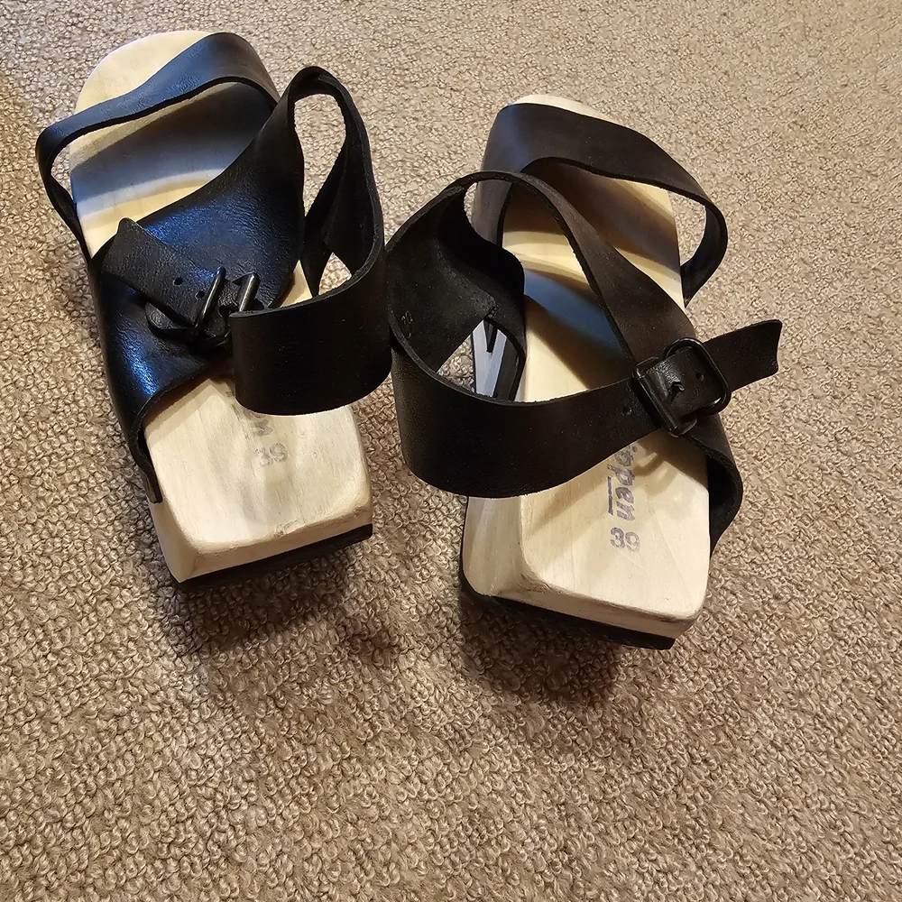 Elegant Black Leather Sandals, SIZE 39 - Picture 2 of 3